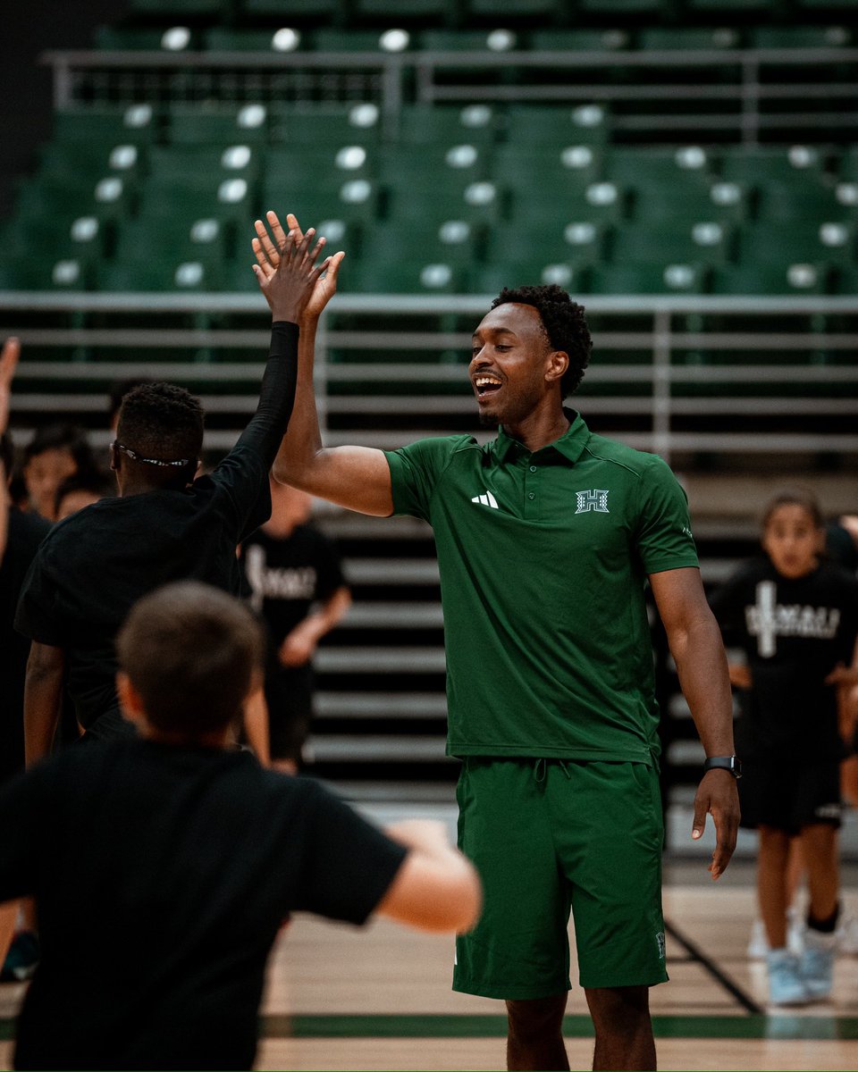 HawaiiMBB's tweet photo. Happy birthday to our incredible Director of Player Development @ZPaytonTraining! 🥳🎂🌈

#ManaOhana #BirthdayBow https://t.co/XjPOB1OUKA