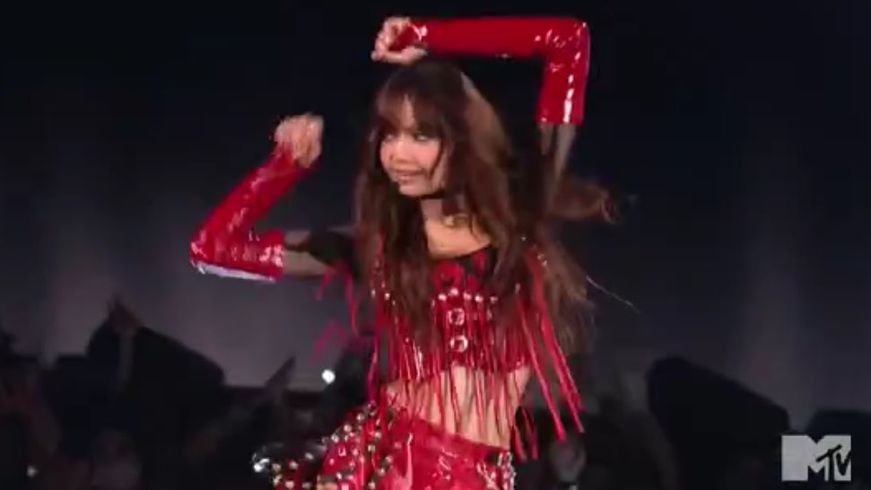 LISANATIONS_'s tweet photo. LOOK AT HER GOOO

ROCKSTAR LISA ON VMAS 
#LISAisBACK_VMAs #VMAs
@wearelloud https://t.co/Sl8t2LWm83