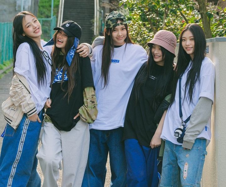 CHANYUEniverse1's tweet photo. CHANYUEniverse STAND WITH NEWJEANS ALWAYS 

This is alarming! Matagal ko na naririnig  ang mga mistreatment sa mga idols pero hindi ako naniniwala kasi nakikita  naman natin sila on cam na masasayang nag peperform at sikat. I can't imagine na sa Lapillus mangyari din ang pinagdaanan ng mga ibang idols. Honestly hanga ako sa ginawa ng New Jeans sa pagsiwalat ng  kanilang situation sa kanilang Company, sa paninindigan nila sa kanilang pinaglalaban kahit hindi nila alam ang mga magiging consequences na mangyayari sa kanila. Bilang isang sumusuporta sa Kpop idols, nakikiisa kami sa ibat ibang Fandom especially sa Bunnies/Tokkis na sumusuporta ngayon sa New Jeans at sa mga pinagdadaan nila ngayon. Fighting lang New Jeans. Madaming nagmamahal sa inyo! Keep Fighting!

-🐻

WE STAND WITH NEWJEANS
#방시혁_2주준다_민희진_복귀시켜라
#BangPD_two_weeks_to_normalize_ADOR