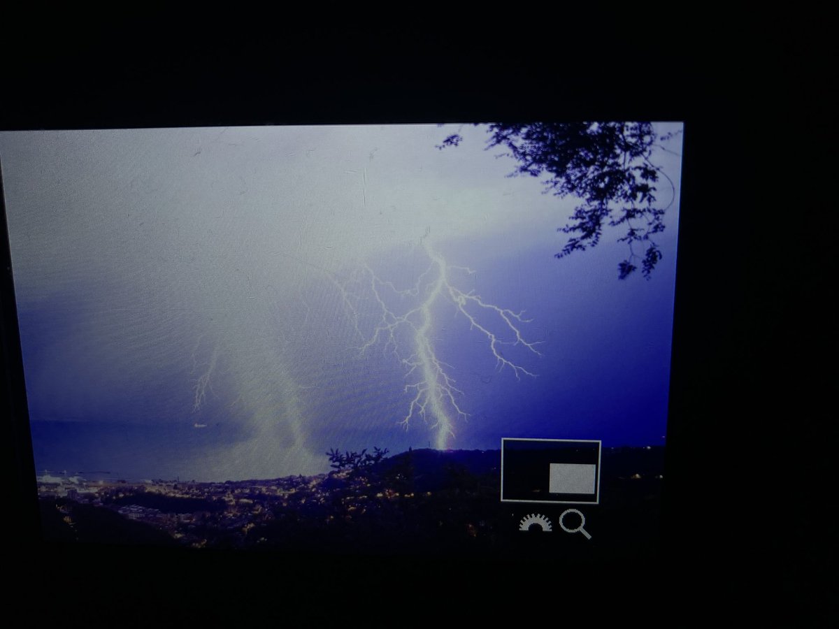 Only screen previews for now but a complete madness over the Trieste Gulf. Train of supercells with massive bolts 🤘🏻