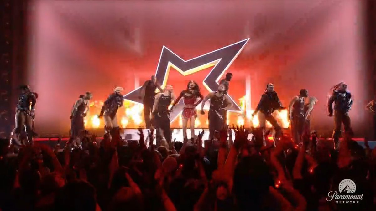 BPINKLATINO's tweet photo. Ella no estaba jugando cuando dijo que venía su era de chica mala 

ROCKSTAR LISA ON VMAS
#LISAisBACK_VMAs https://t.co/ZspOF8ZuOg