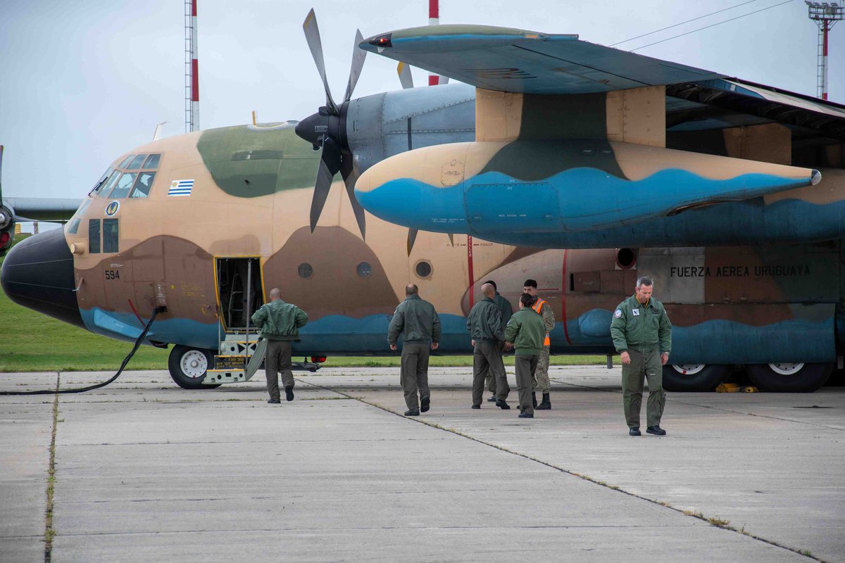 elnacionalpy's tweet photo. URGENTE | 🔴

🔹Uruguay 🇺🇾 confirmó el envío de un avión hidrante Hércules para ayudar a Paraguay 🇵🇾 a combatir las quemas e incendios 

🔹El mismo tiene capacidad de 16.000 litros por vuelo pero nuestro país solo dispone de tres camiones cisternas de 10.000 litros dirigiéndose al Chaco en estos momentos. 

🔹Dicho avión, además de otro equipamiento antiincendios, fue comprado por el gobierno charrúa a España, país con amplia experiencia en incendios forestales.

#ElNacional