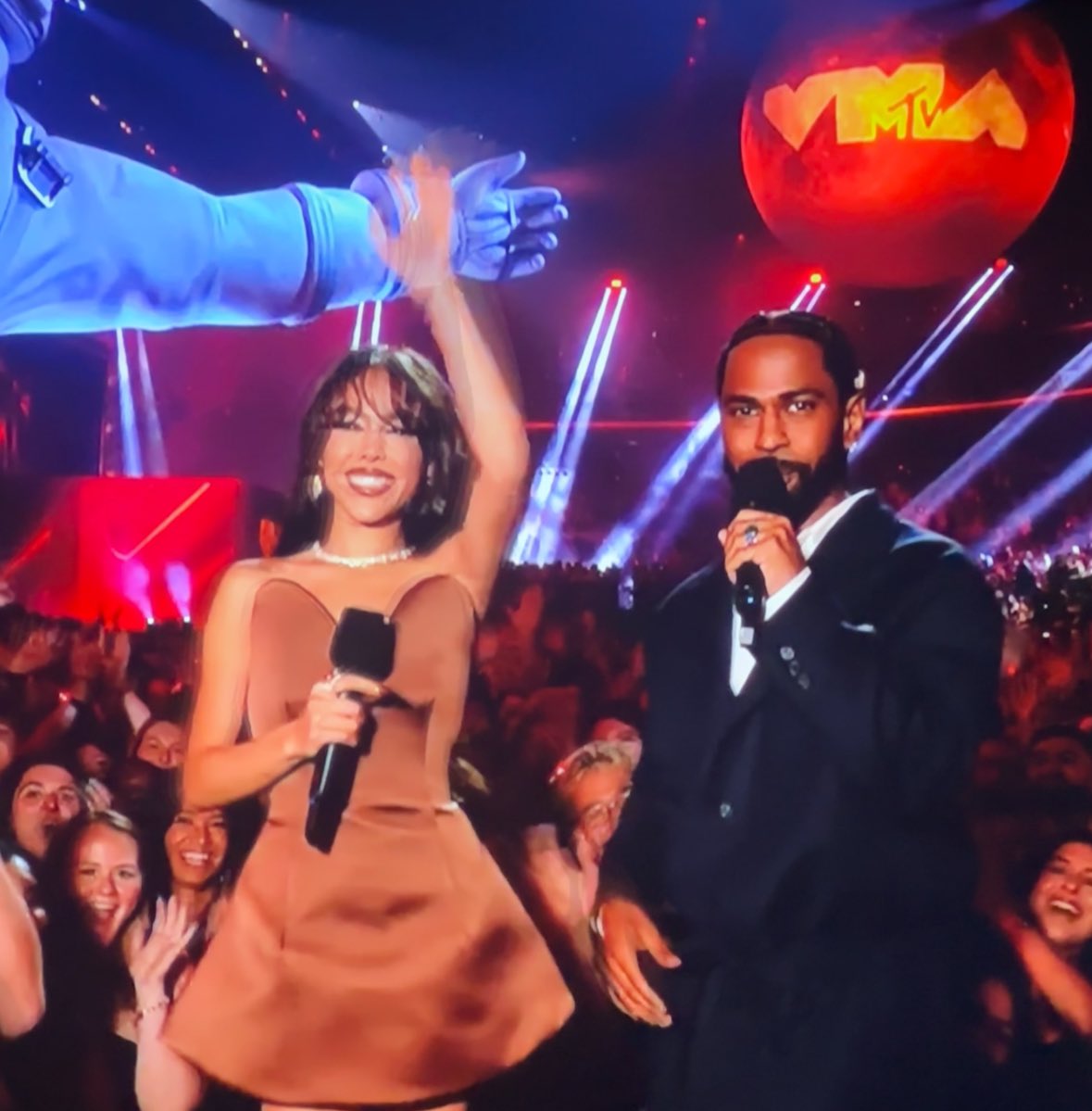 ElBlackPhillipp's tweet photo. En México las feas le tiran hate y #Danna triunfando por ahí en los #vmas https://t.co/fozrhJbN6H
