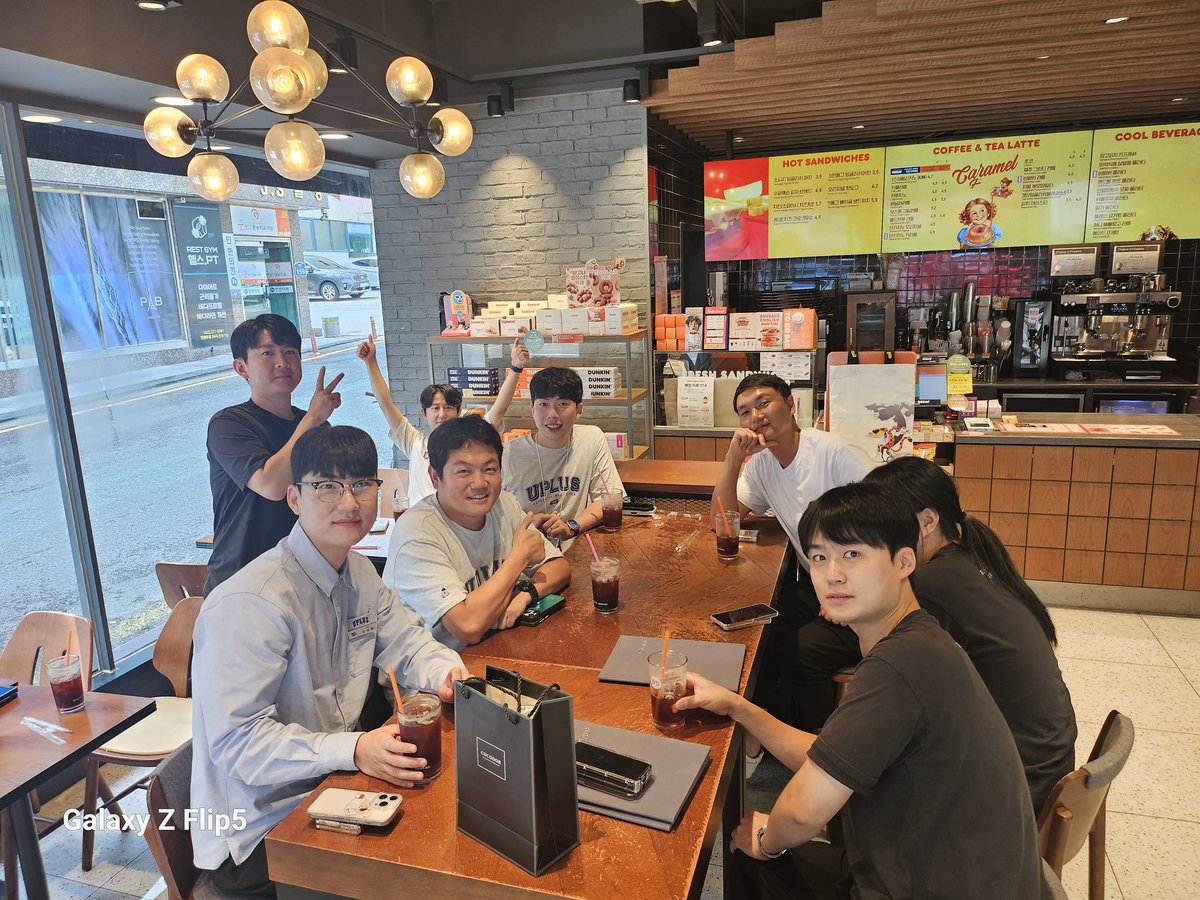 gimgaeu96205295's tweet photo. 당신은 칭찬받기 위해 태어난 사람~♡

8월은 오직1개영업팀이었죠~
칭찬주인공은 울산소매영업팀이었습니다!

울산 칭찬주인공 6명을 위해 
울산으로 달려가 파티를 즐겼답니다^^

각자의 자리에서 화이팅해주시고,
오늘받은 칭찬사랑은 또 다른 주인공에게 나눠주세요~~♡

#경남Easy https://t.co/nI4H1TsJRv
