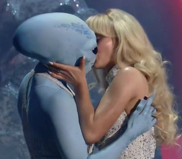 PopBase's tweet photo. Sabrina Carpenter makes out with alien at the #VMAs. https://t.co/8quuWironG