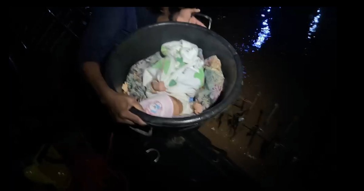 palm_phattanan's tweet image. &quot;หน่วยซีล&quot; ลอยคอเข้าไปช่วย 2 แม่ลูกที่ติดอยู่ในบ้านน้ำท่วมสูงในแม่สาย จนท.เอาทารกใส่กะละมัง แล้วค่อยๆ ไต่เชือกออกมาจากบ้าน

#น้ําท่วมเชียงราย
#น้ําท่วม67