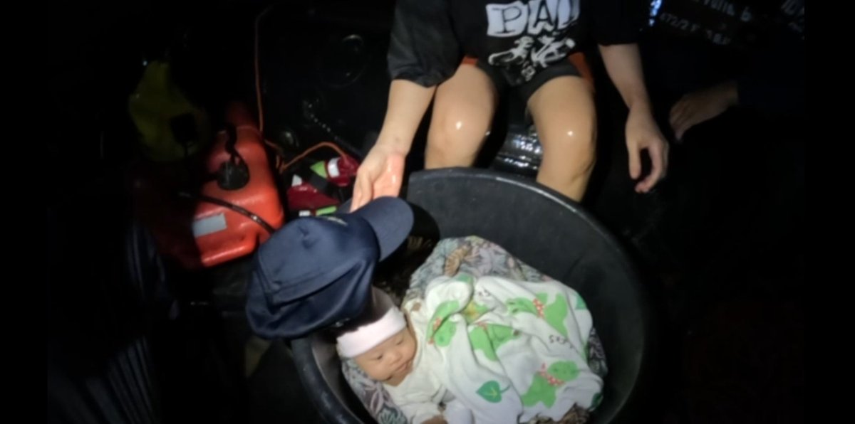 palm_phattanan's tweet image. &quot;หน่วยซีล&quot; ลอยคอเข้าไปช่วย 2 แม่ลูกที่ติดอยู่ในบ้านน้ำท่วมสูงในแม่สาย จนท.เอาทารกใส่กะละมัง แล้วค่อยๆ ไต่เชือกออกมาจากบ้าน

#น้ําท่วมเชียงราย
#น้ําท่วม67