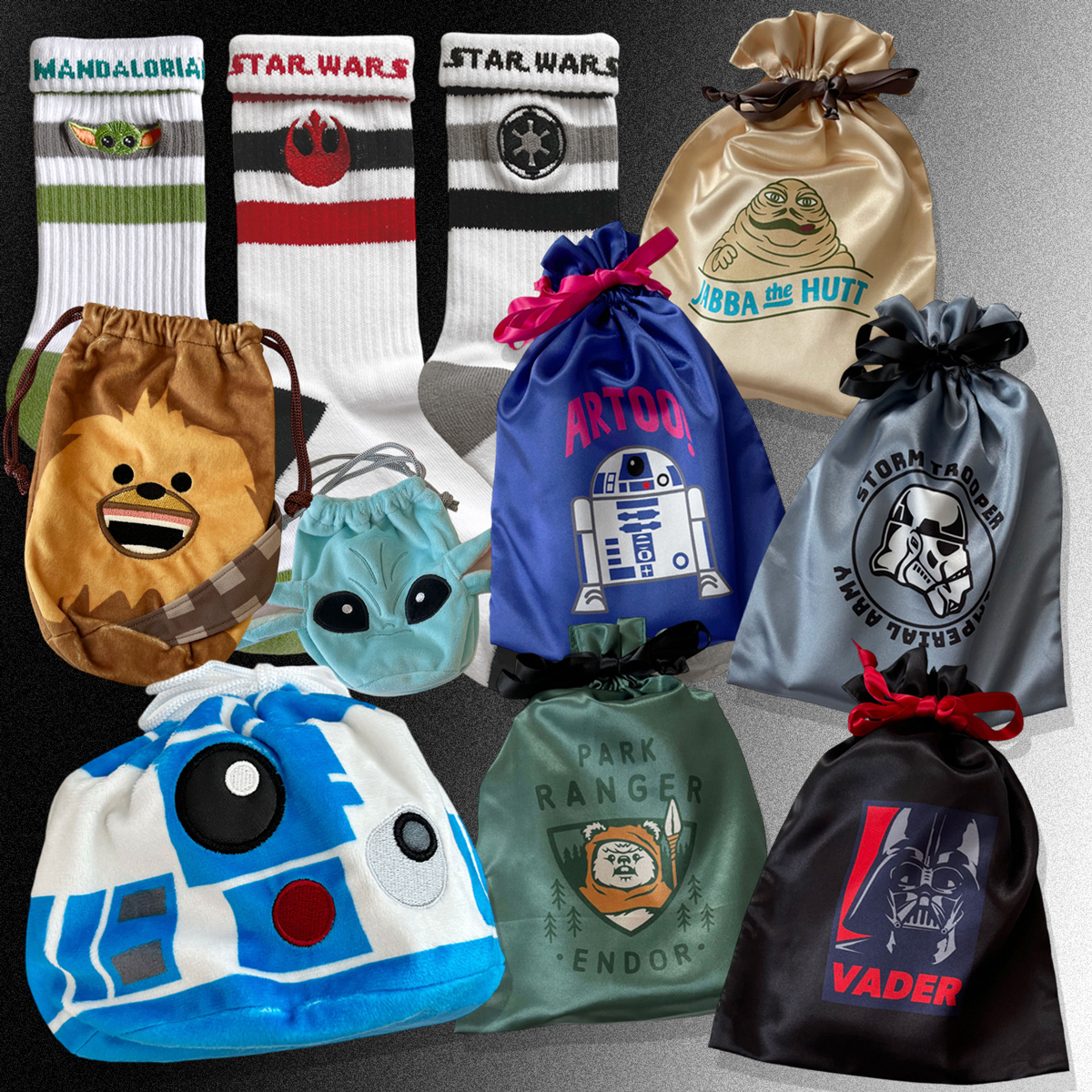 starwarsjapan's tweet photo. STAR WARS POP UP STOREの商品が
スモプラオンラインでも購入可能に🛒

グッディバッグやぬいぐるみ巾着のほか、
大好評のジェットストリームも🖋

オンラインストアをチェックして、お気に入りの #スターウォーズ グッズを見つけよう💫

➤ https://t.co/BW2nmcJSZs（SMALL PLANET ONLINE） https://t.co/4DjHZmeF9U