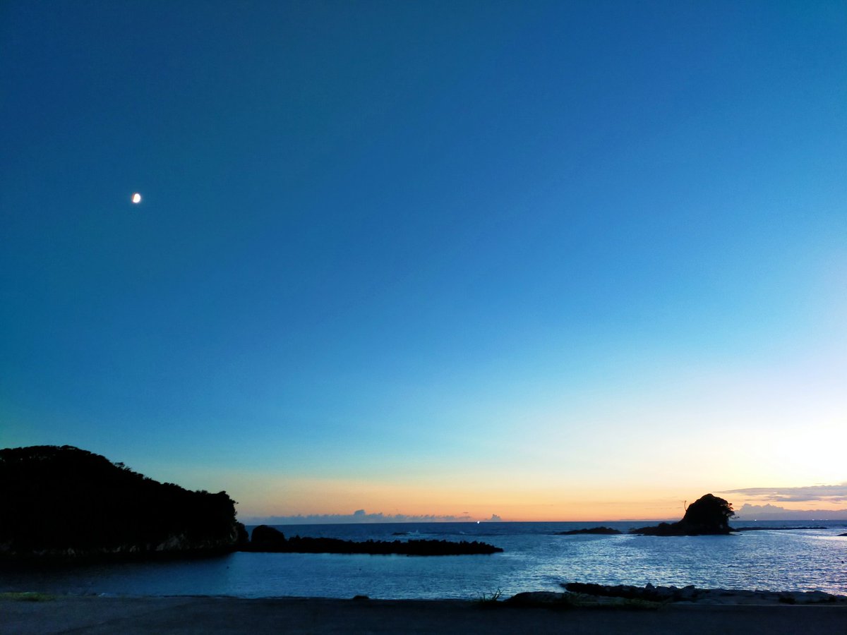 yo_chan2020's tweet photo. おはようございます☀
今日もいいお天気〜というか、暑い💦
昨日の夕方のブルーモーメントがめちゃめちゃキレイだった✨✨✨
一昨日は星空が最高だったし(残念ながら写真無し🙏)、このキャンプ場、海好きにはたまらん!✨
#azuricampspace #あづり浜 #あづりキャンプスペース https://t.co/71LM2Yepje