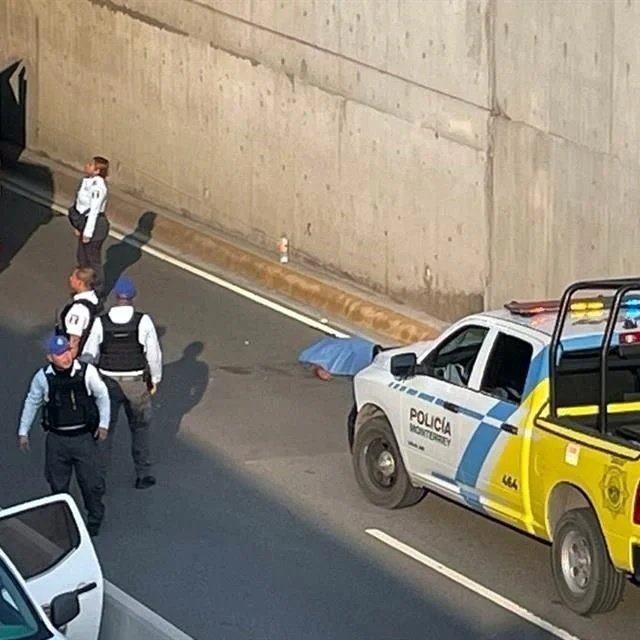 revistacodigo21's tweet image. Si están proliferando estos casos en el área metropolitana de Nuevo León es porque hay una crisis seria en sociedad regia.
Hombre se arroja de puente y muere en paso a desnivel de Alfonso Reyes y Garza Sada al sur de Monterrey.
Los hechos colapsaron la vialidad en la zona.
#QEPD