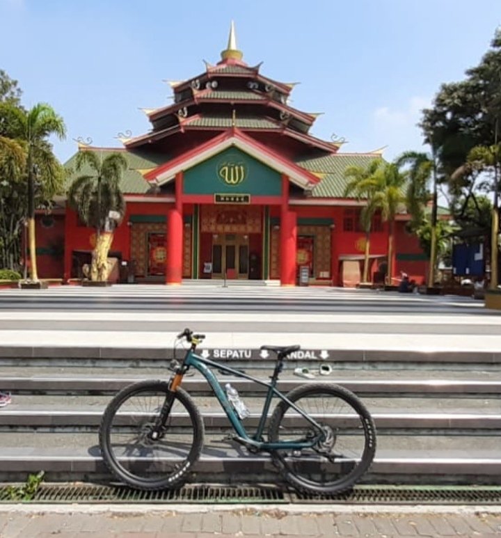 Hanya sunyi, yang sanggup mengajarkan kita untuk tak mendua...

- Emha Ainun Nadjib