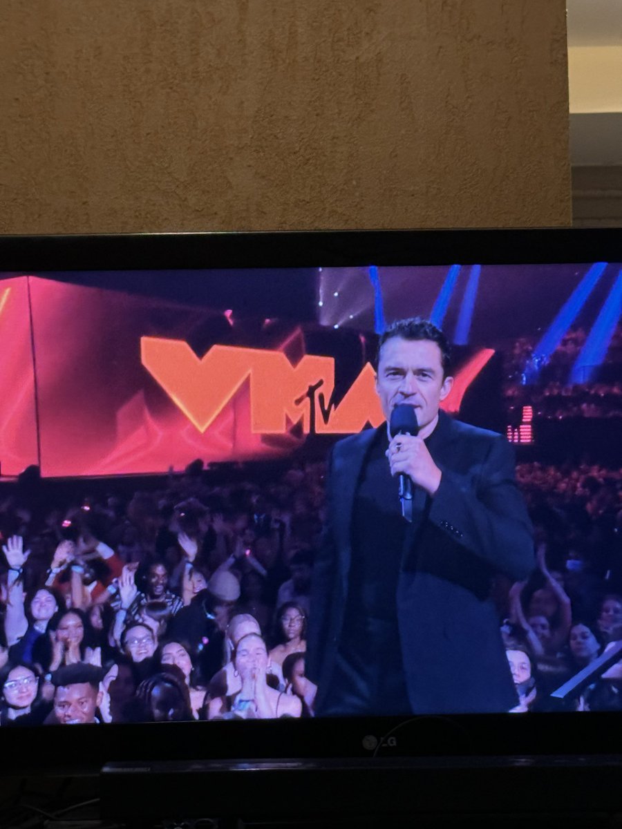 samaraogorman's tweet photo. Legolas at the VMAS! 🧝🏻‍♂️ This wasn’t on my 2024 bingo card #VMAs #lotr https://t.co/30xYNjePtm