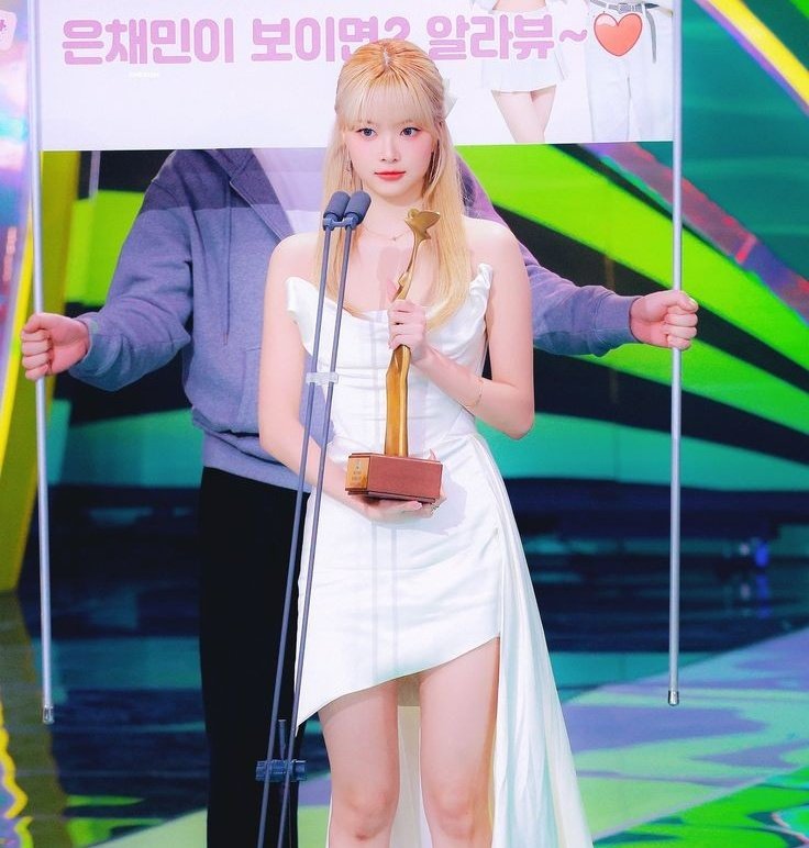 JTKblueberry's tweet photo. No shade but I don't think there will ever be a mubank mc like eunchae again she will forever be missed https://t.co/x6Hjwh1NHJ