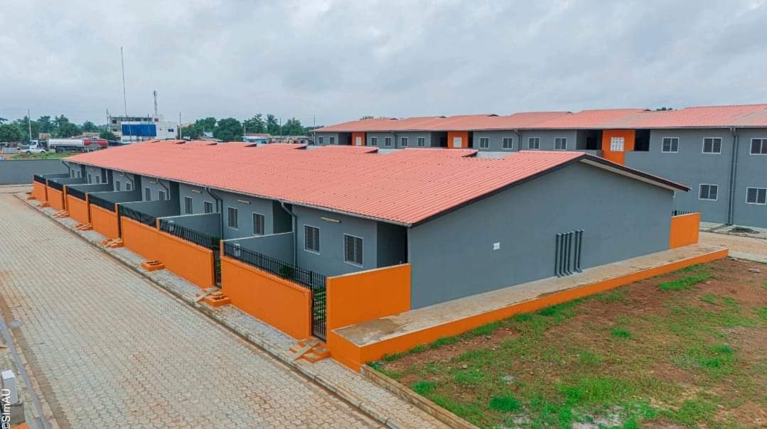 actualites229's tweet photo. 🇧🇯 Logements militaires à #Allada et à #Ouidah : Le programme entre dans sa dernière phase avec la livraison en cours, par la #SlmAU Bénin, de 400 logements à destination des corps de l'Armée Béninoise. L'initiative de @gouvbenin s'inscrit dans le
cadre du projet de... ⬇️ https://t.co/oNpeVEoqaO