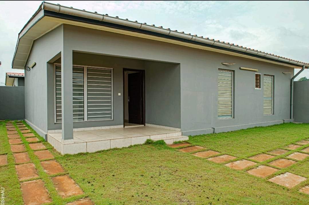 actualites229's tweet photo. 🇧🇯 Logements militaires à #Allada et à #Ouidah : Le programme entre dans sa dernière phase avec la livraison en cours, par la #SlmAU Bénin, de 400 logements à destination des corps de l'Armée Béninoise. L'initiative de @gouvbenin s'inscrit dans le
cadre du projet de... ⬇️ https://t.co/oNpeVEoqaO