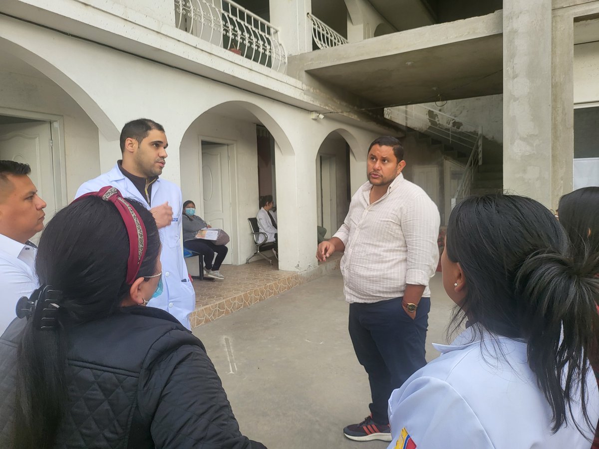 SaludImbabura's tweet photo. #Otavalo |  Marcos Ortiz, Coordinador Zonal 1 junto a  Diana Viteri, Directora del #Distrito10D02, realizaron una visita al C.S. Otavalo con el fin de articular acciones por el fortalecimiento del servicio de Odontología, que pronto abrirá sus puertas en este centro de salud.👏🏻 https://t.co/U7HnF2Xkdk
