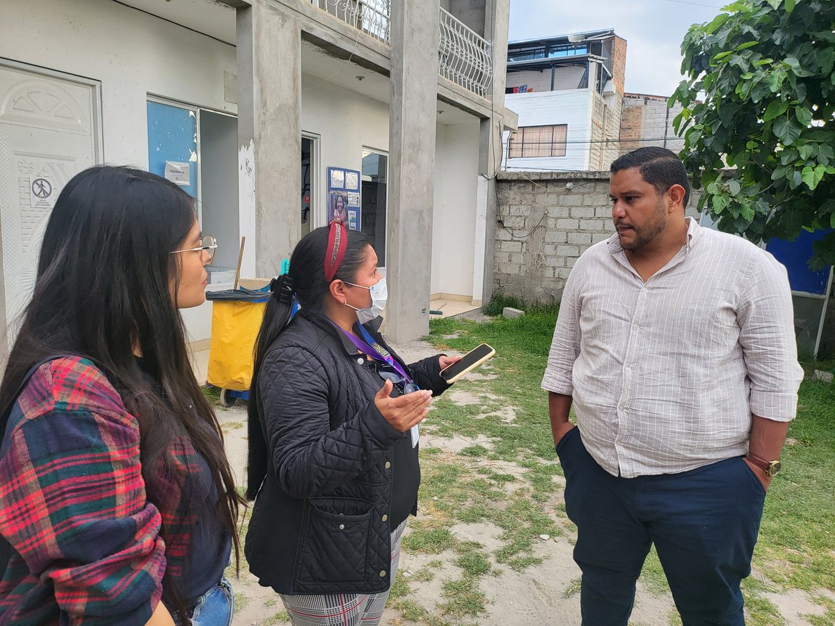 SaludImbabura's tweet photo. #Otavalo |  Marcos Ortiz, Coordinador Zonal 1 junto a  Diana Viteri, Directora del #Distrito10D02, realizaron una visita al C.S. Otavalo con el fin de articular acciones por el fortalecimiento del servicio de Odontología, que pronto abrirá sus puertas en este centro de salud.👏🏻 https://t.co/U7HnF2Xkdk