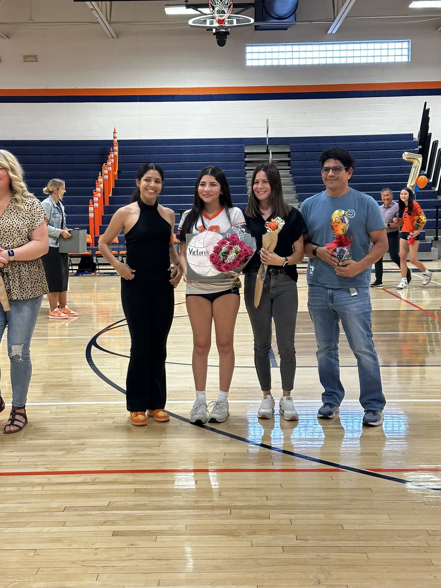 FlamesVolley's tweet photo. 8th grade night!! 💙🧡 Lily B, Riley C, Victoria G, Sammie G!! https://t.co/YykYdQFmgQ