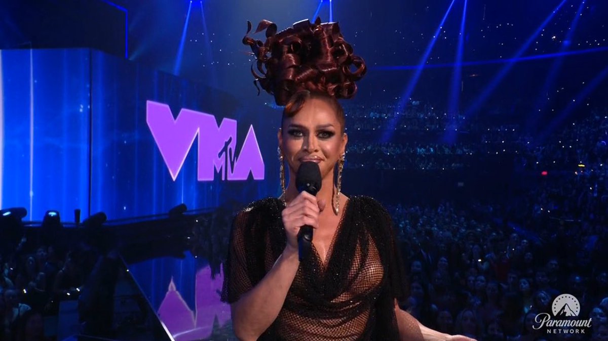 Sasha Colby presents Chappell Roan’s #VMAs performance:

“Your favorite drag queen’s favorite artist. Here is my daughter, Chappell Roan!”
