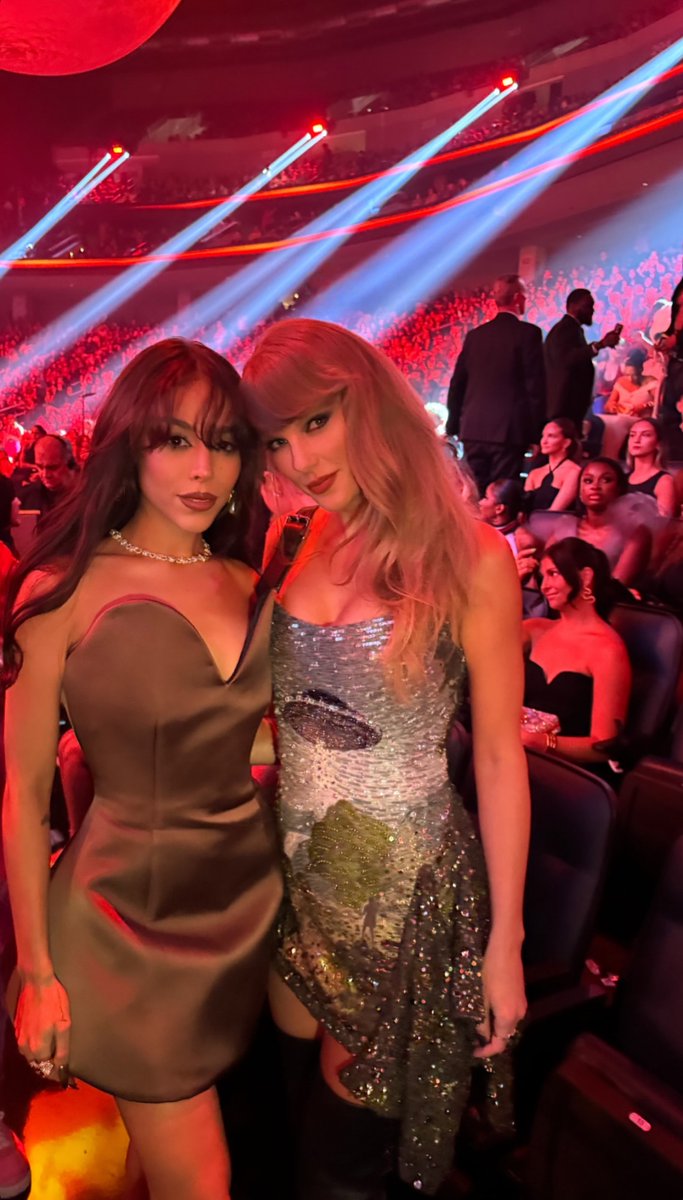 Taylor Swift y DANNA juntas esta noche en los #VMAs