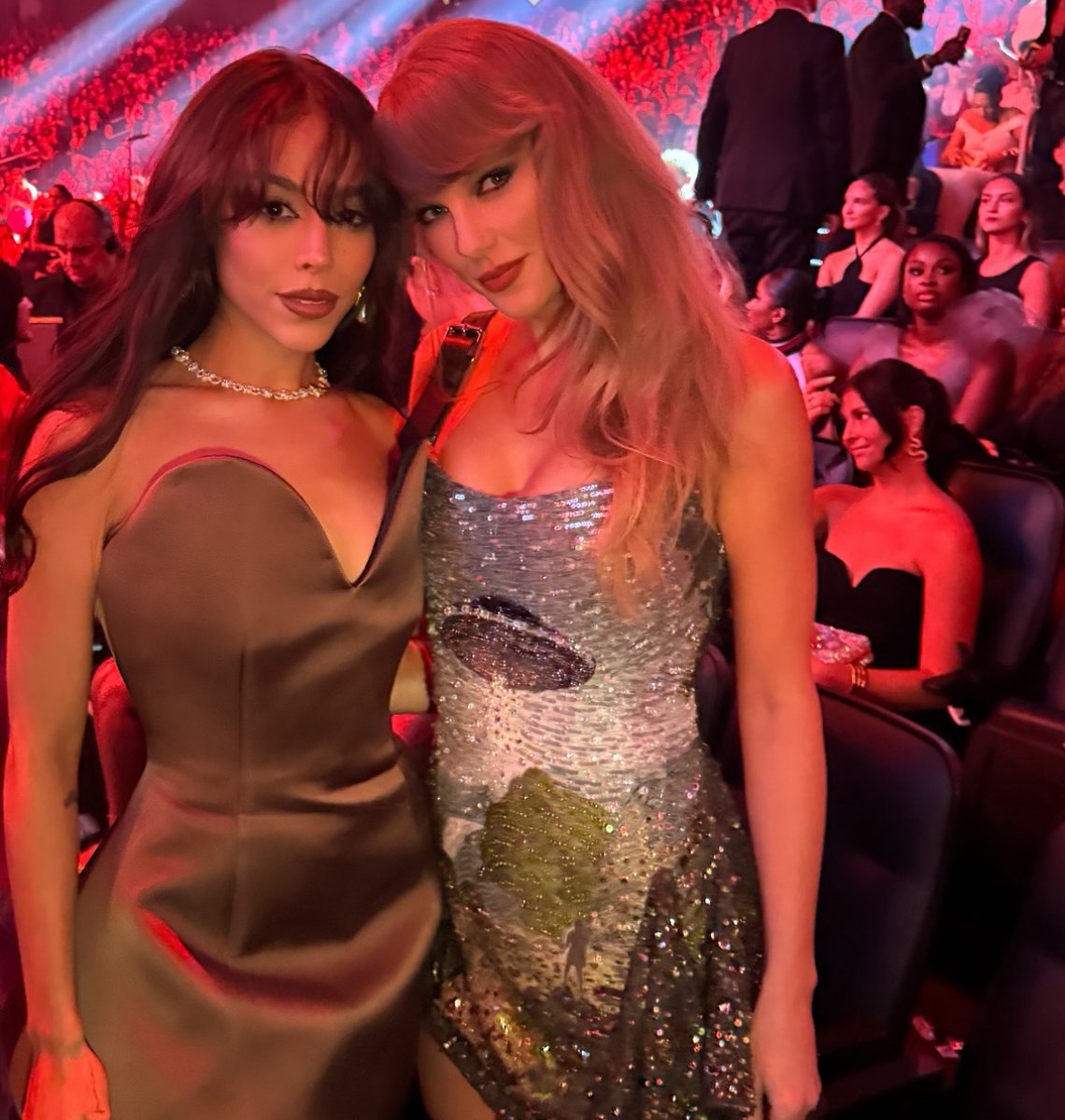 📸| Taylor Swift with Danna at the #VMAs