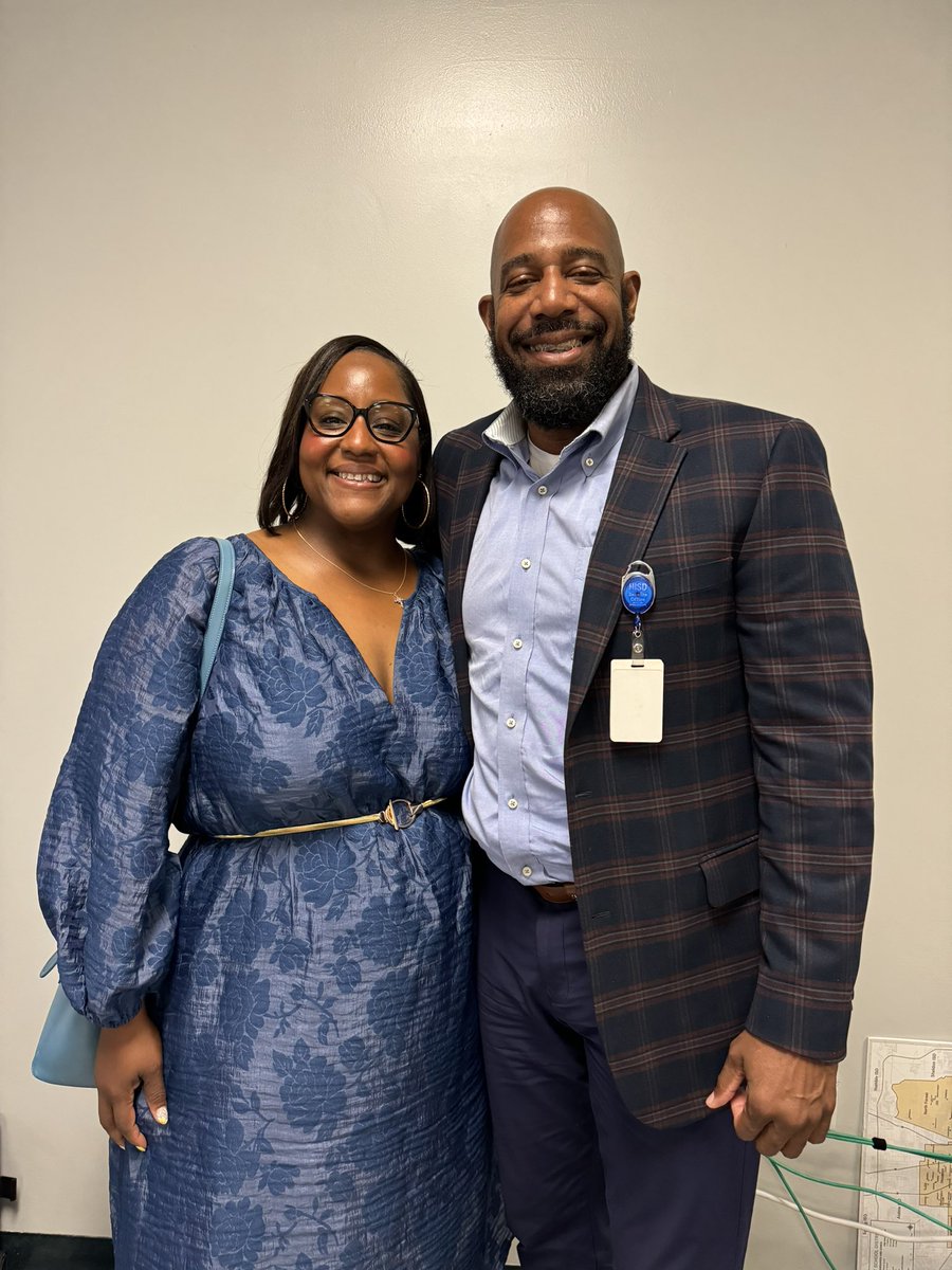 Leigha_Curry7's tweet image. As part of fostering a sense of unity &amp;amp; trust, we wore 💙. 💙 symbolizes trust, reliability, and confidence- all qualities strive to embody! #Teamwork  #EliteAchievers #BetterTogether  #watchuswork #WinningWednesday #WinTheDay Y’all know I love a good thing! 🥰