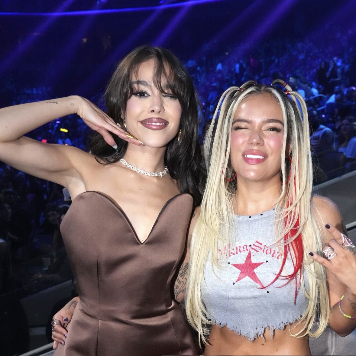 Karol G junto a Danna en los #VMAs 2024.