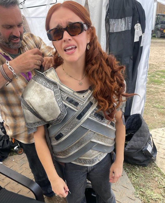 She looks as if she’s about to sing good luck babe outside of Rhaenyra’s castle