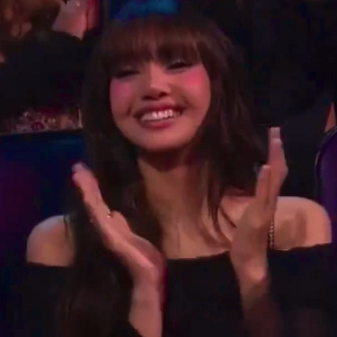 lalisahourIy's tweet photo. lisa’s reaction to sabrina winning https://t.co/NwvwyMjbRD