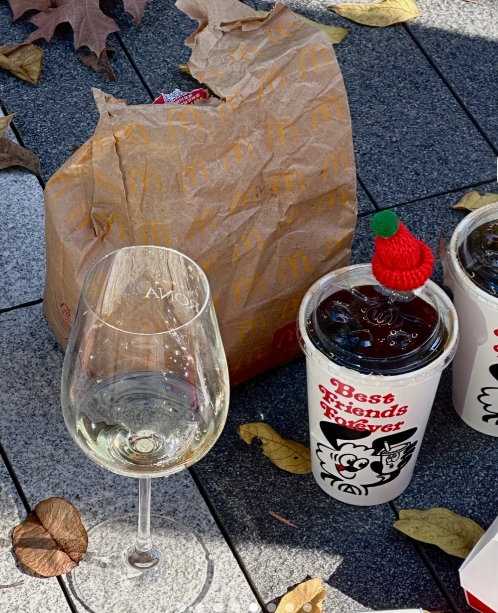 lookvin999's tweet photo. 📢I unilaterally announce! The cross-border collab of wine and McDonald's is officially launched! 🔥 #WineMcD #CollabNow #wine #lookvin https://t.co/xkayHQMqo5