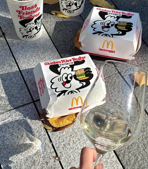 lookvin999's tweet photo. 📢I unilaterally announce! The cross-border collab of wine and McDonald's is officially launched! 🔥 #WineMcD #CollabNow #wine #lookvin https://t.co/xkayHQMqo5