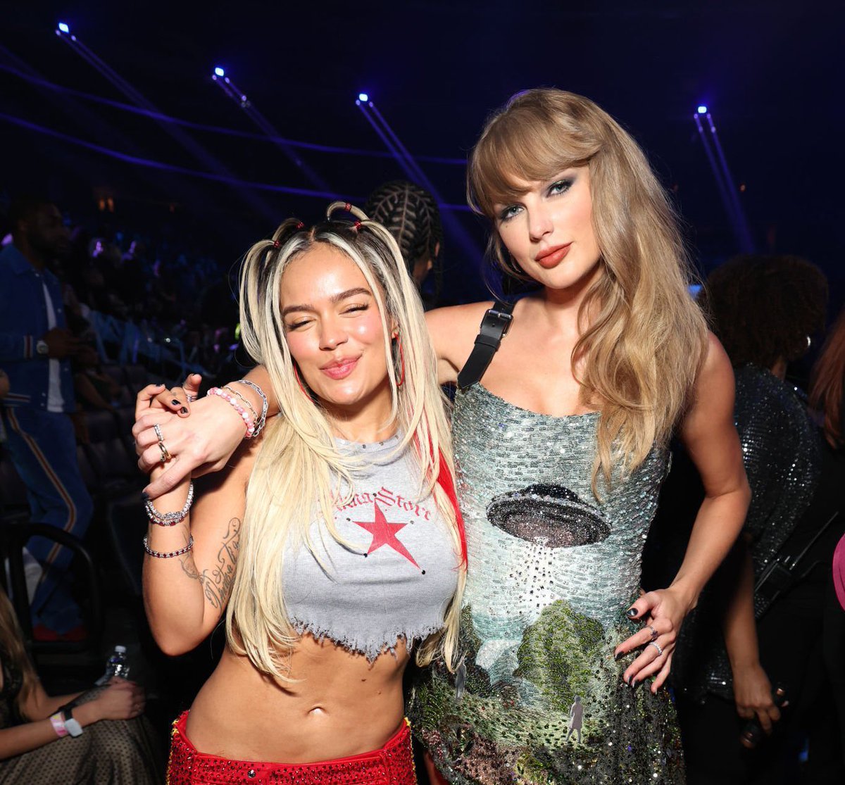 musictrendscol's tweet photo. Taylor Swift y Karol G se toman una foto juntas en los #VMAs https://t.co/XsJjAF4WBX