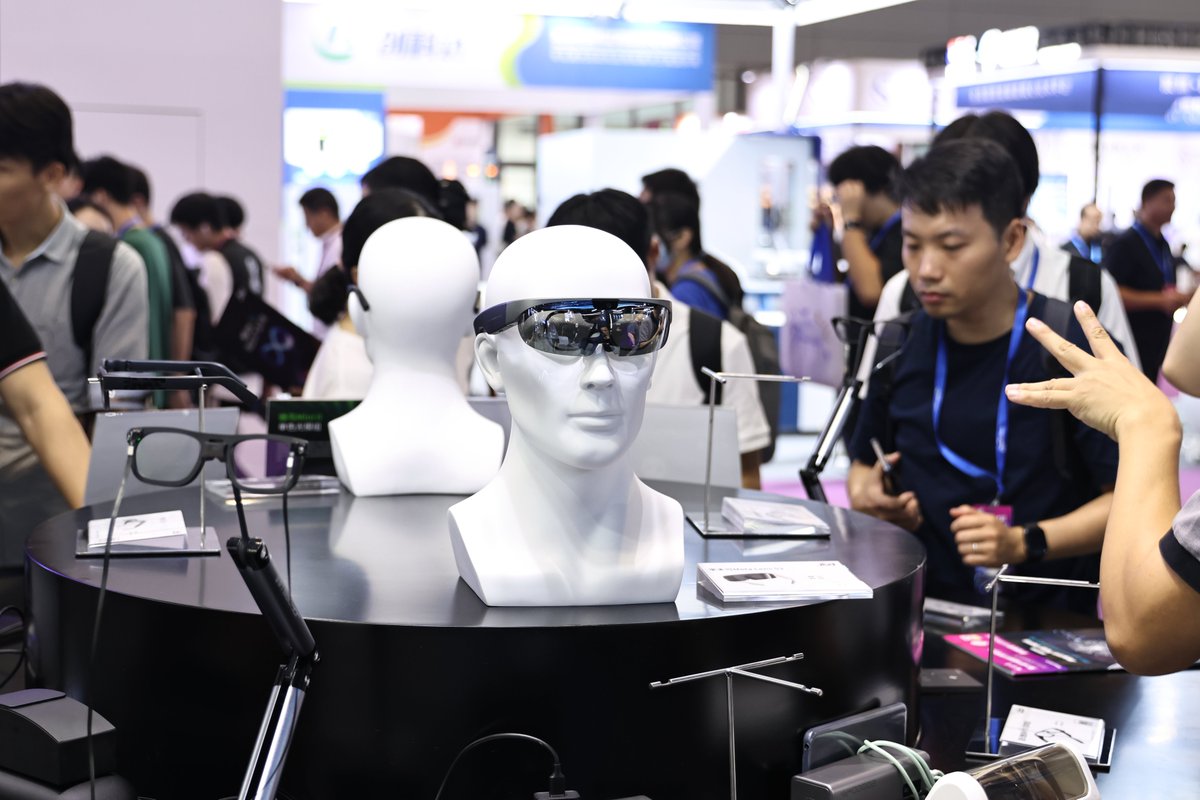 szdaily1's tweet photo. The #2024ChinaInternationalOptoelectronicExposition (#CIOE2024) is now underway in #Shenzhen, featuring a comprehensive display of the #photonicsindustry. Covering areas such as #informationcommunication, #precisionoptics, and #smartsensing, the event showcases the latest #technologies, products, and applications. With over 3,700 exhibitors and 240,000 square meters of #exhibition space, this is a must-attend event for professionals in the photonics and related industries.