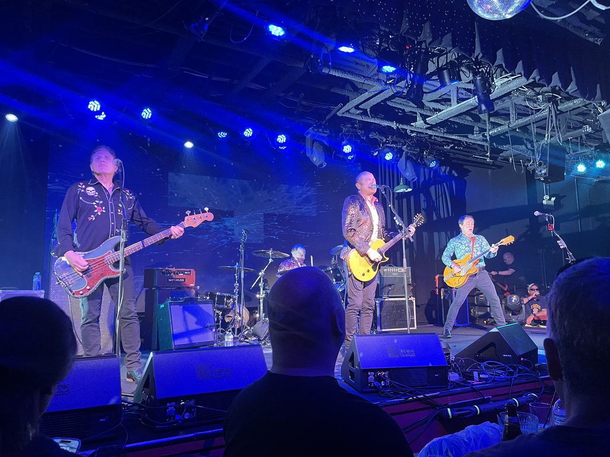 such an amazing hoodoo gurus show. these boys can still rock.