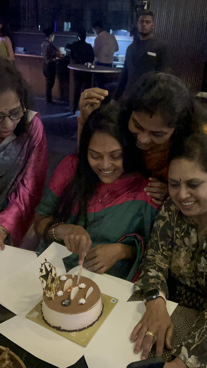 jlxmi11's tweet photo. Grateful for the gift of life and ready to embrace the adventures ahead. Happy birthday to the amazing me✨💕 #Birthday #jayalekshmi #Jlposts https://t.co/nCqE7jRfZV