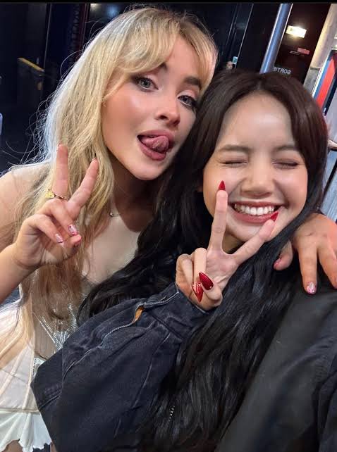 wonderpuiz's tweet photo. ลิซ่า ตอน Sabrina Carpenter ด้รางวัล SOTY น้องลิดภูมิใจมาก��กกกกกับเพื่อนมากยิ้มแฉ่งเลย 

ROCKSTAR LISA ON VMAS
#LISAisBACK_VMAs 
#VMAs https://t.co/gFTJkNTl8U