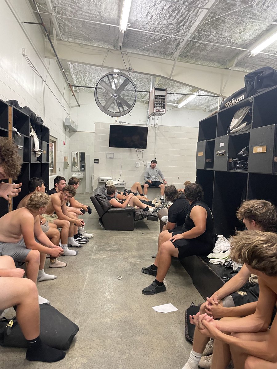 tiger_fb's tweet photo. Coach May did a awesome job at our Uncommon Man meeting today! #LiveInTheMoment #JacobandRachel @trickymay21 https://t.co/S5LJ5wzo9B