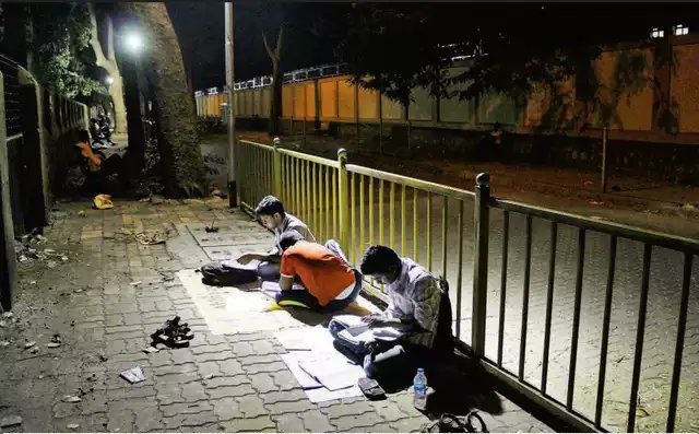 सारा वक़्त लगा दो...
अपना वक़्त बनाने में...!!!
