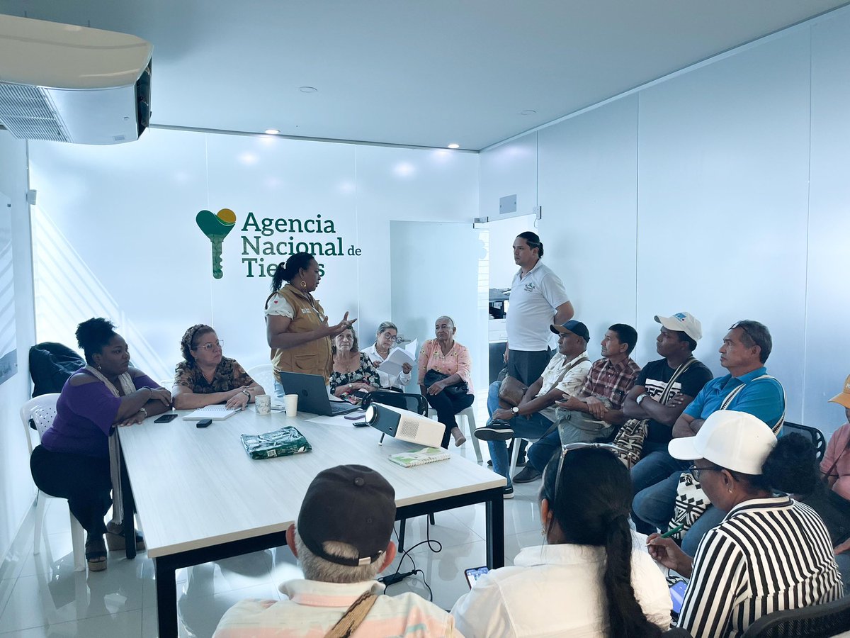 javiertorresol1's tweet photo. Compartimos un espacio con los delegados de las asociaciones campesinas de segundo nivel y de mujer rural para el CONSEA.
De esta forma la reforma agraria en el departamento del atlántico sigue avanzando. #consea #mujerrural #ReformaAgraria https://t.co/CWPo5MUrYY