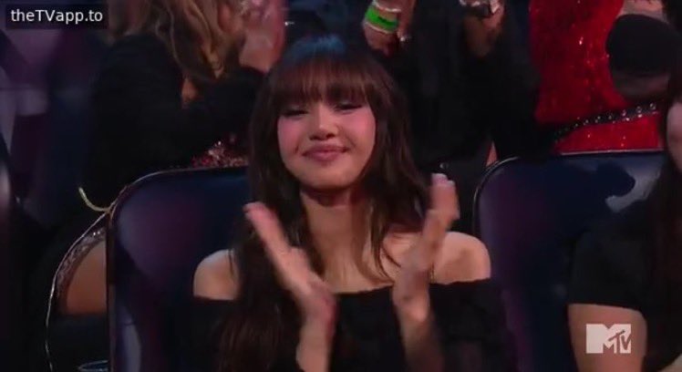 LISA_StreamingT's tweet photo. Lisa clapping for Sabrina Carpenter while receiving an award at the #VMAs. 💞

ROCKSTAR LISA ON VMAS 
#LISAisBACK_VMAs @wearelloud https://t.co/5DJRMwFu6K
