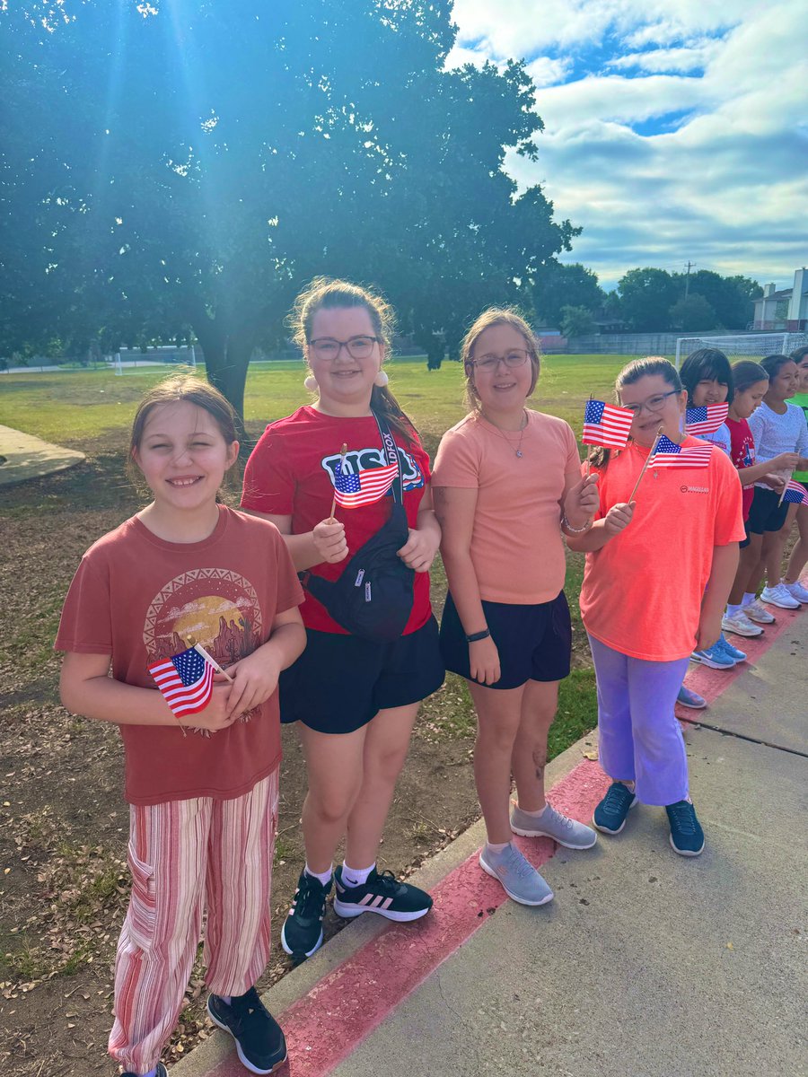 Patriots Day Parade 🇺🇸 We also learned about a 9/11 hero, Welles Crowther, and created hero banners ♥️🤍💙 #gr8gators
