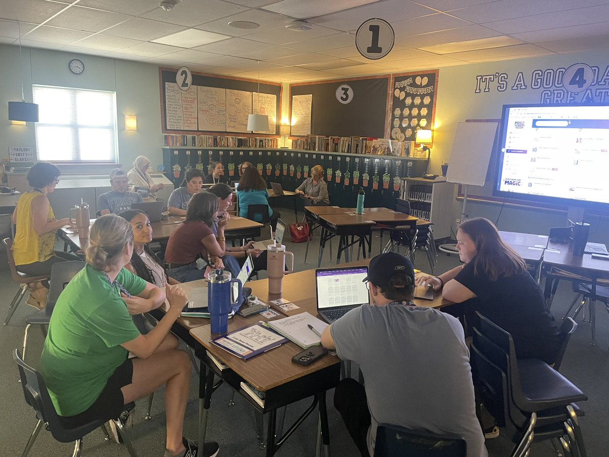 NaumannElem's tweet photo. Naumann teachers learning together!! @wkmills22 #assistantprincipalslife #hardworkfeelsgood https://t.co/pKToggGVME