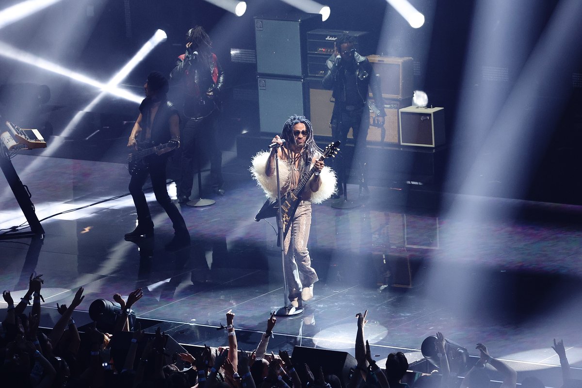 I am LIVING for <a href="/LennyKravitz/">Lenny Kravitz</a>'s #VMAs performance right now 🎸