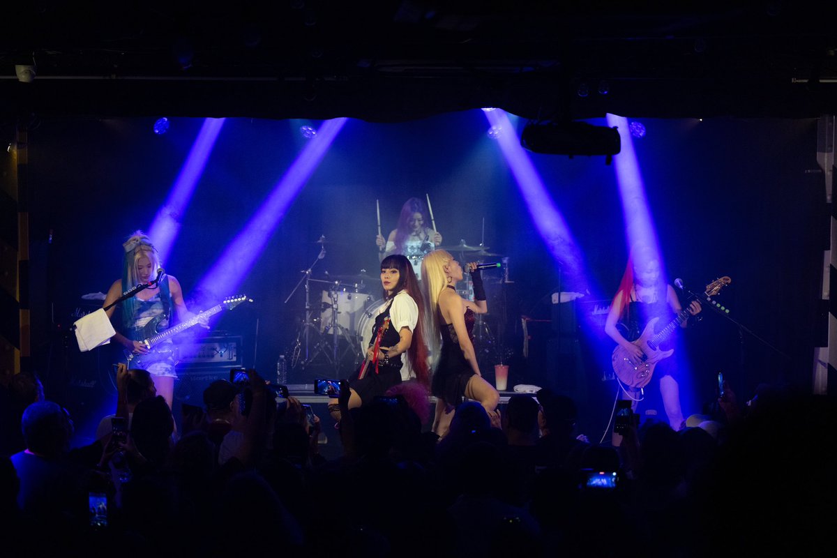 boxliveau's tweet image. Thank you, Sydney Diadems, for rocking out with us at the Rolling Quartz concert🎸💥  We all keep the rock spirit alive🤘

#RollingQuartz #standuptour #KRock #RockOn #kpopau #kpopaustralia