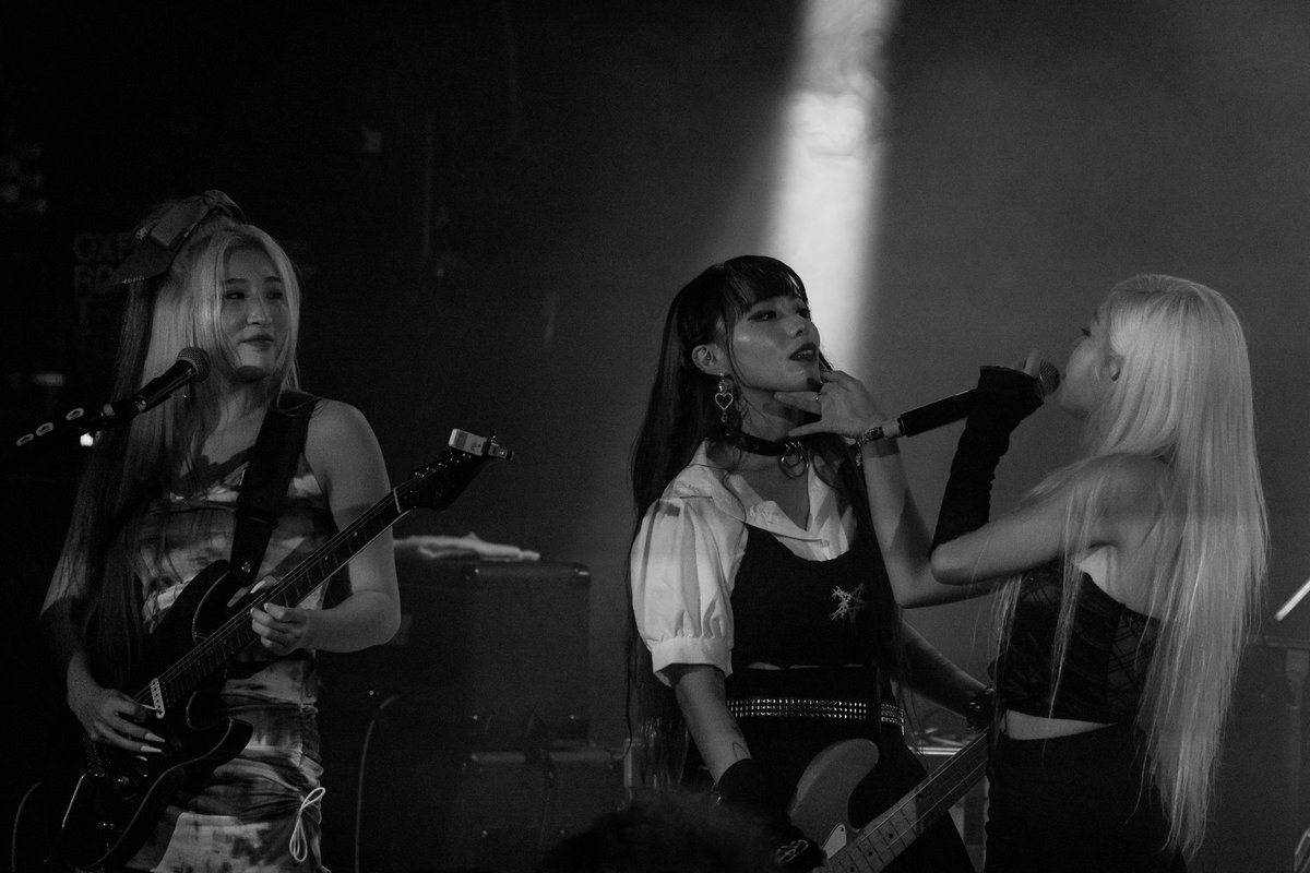 boxliveau's tweet image. Thank you, Sydney Diadems, for rocking out with us at the Rolling Quartz concert🎸💥  We all keep the rock spirit alive🤘

#RollingQuartz #standuptour #KRock #RockOn #kpopau #kpopaustralia