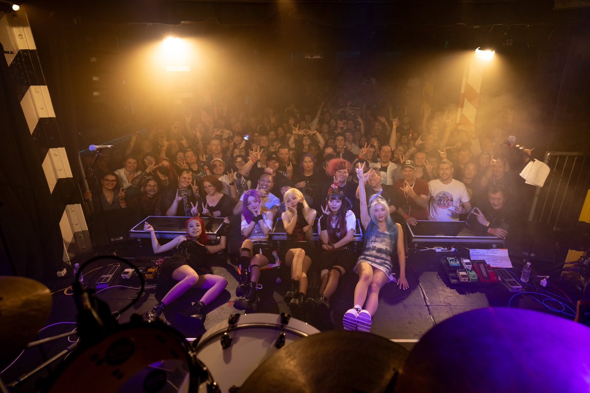 boxliveau's tweet image. Thank you, Sydney Diadems, for rocking out with us at the Rolling Quartz concert🎸💥  We all keep the rock spirit alive🤘

#RollingQuartz #standuptour #KRock #RockOn #kpopau #kpopaustralia