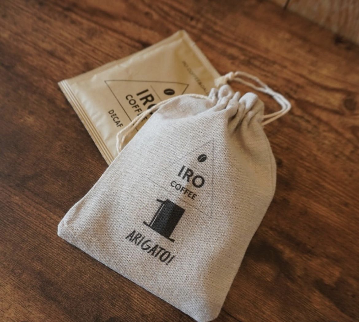 irocoffee's tweet image. 9月12日(木)☀️
IROCOFFEEオープン！

明日でIROCOFFEEは1周年🥰
感謝の気持ちとして、13日より1000円以上のお会計の方に
☕️ドリップバッグ入りオリジナル巾着☕️
プレゼントしちゃいます💖

お姉ちゃんが頑張ってプリントしました💪
ぜひ貰いに来てくださーい🎵

#香里園　#香里園カフェ