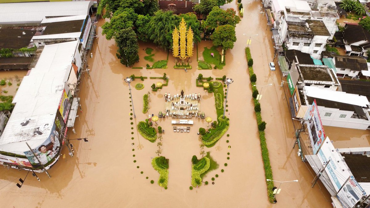 ภาพถ่ายบริเวณห้าแยก อนุสาวรีย์พ่อขุนเม็งราย ห่างกัน 1 วัน

**สถานการณ์ตอนนี้น้ำเริ่มทะลักเข้าสนามบินแล้ว

Cr. Facebook : Chaiyawat Chaidet 
@ pin_pan.photo 

#น้ําท่วมเชียงราย
#น้ําท่วม67