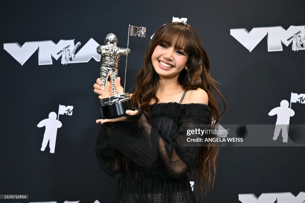 tofuxpinks's tweet photo. MI PEDACITO DE SOL, MI CORAZÓN HERMOSA, ERES ERES LUZ Y AMOR TE AMO ✨⭐💛

ROCKSTAR LISA ON VMAS 
#LISAisBACK_VMAs #VMAs https://t.co/I73lELg408
