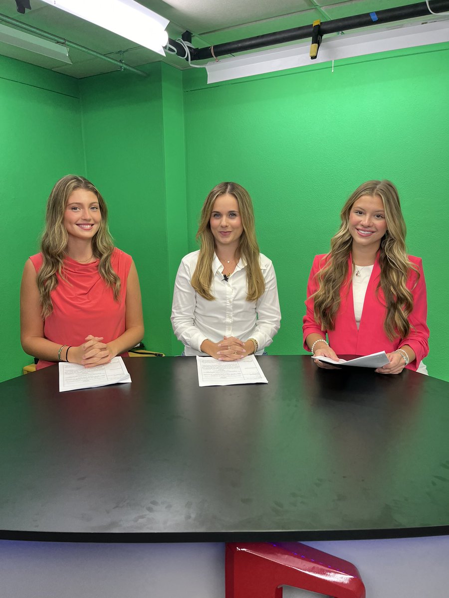 Getting ready for the first Starting Lineup of the year! So exciting! <a href="/UATV3/">UATV</a> @KatebCondon <a href="/jadenzelms/">jaden</a>